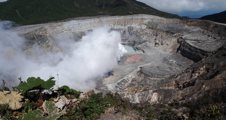 Poas vulkaan met rook die uit de krater opstijgt.