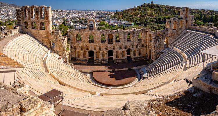 Vue panoramique de l'ancien amphithéâtre Odéon d'Hérode Atticus surplombant Athènes.