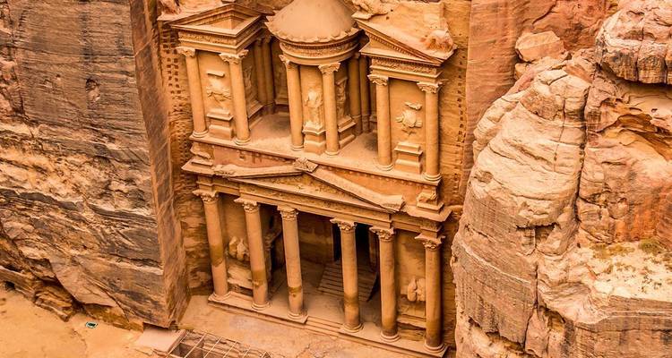 Temple d'Al-Khazneh sculpté dans la paroi rocheuse à Pétra.