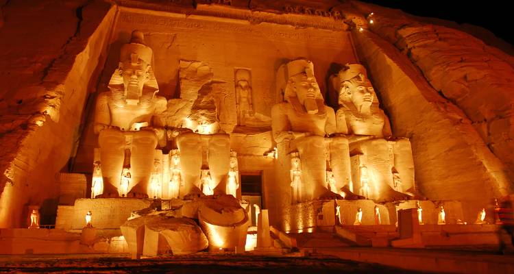Statues d'Abou Simbel éclairées de nuit en Égypte.
