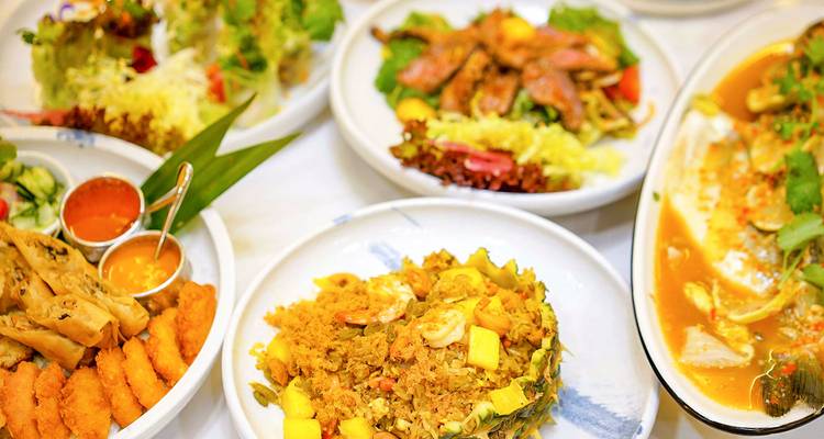 Borden met verschillende gerechten op een eettafel.