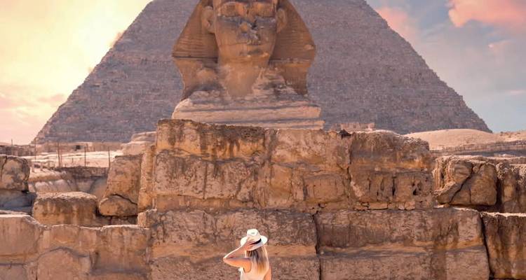 Touriste regardant le Sphinx et la Grande Pyramide.