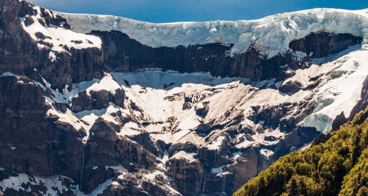 Primer plano de un glaciar en un paisaje escarpado.