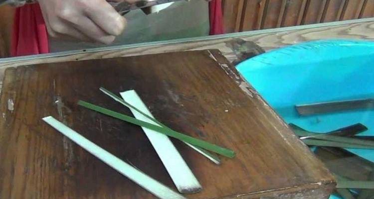 Nahaufnahme von Materialschnitzeln auf einem Schneidebrett.