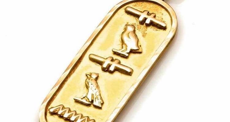 Goldene Kartusche mit altägyptischen Hieroglyphen.