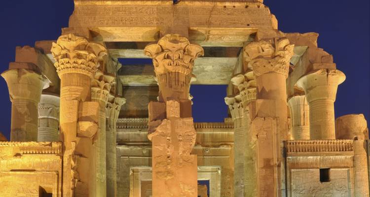 Beleuchteter Kom-Ombo-Tempel bei Nacht.