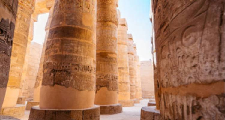 Geschnitzte Säulen mit Hieroglyphen in einer altägyptischen Stätte.