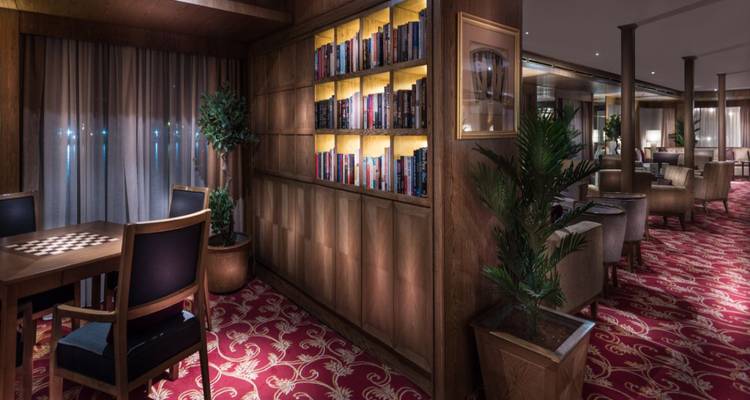 Gemütliche Leselounge mit Bücherregalen und Sitzgelegenheiten.