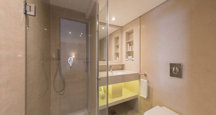 Modernes Badezimmer mit Glasdusche und elegantem Design.