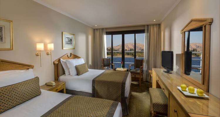 Hotelzimmer mit zwei Betten und Flussblick.