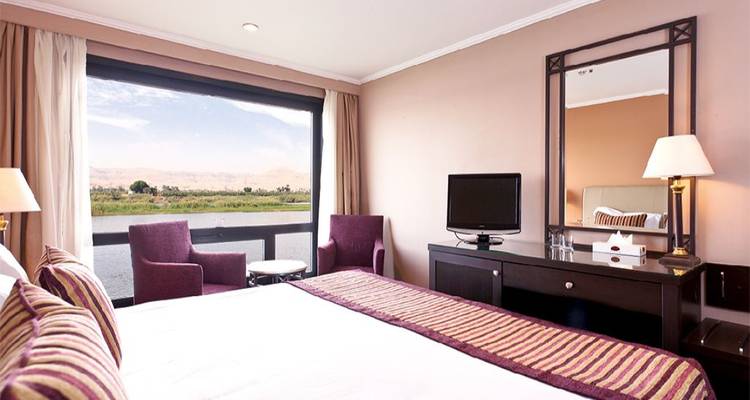 Elegantes Hotelzimmer mit Flussblick.