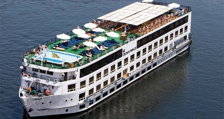 Großes Kreuzfahrtschiff auf einem Fluss.