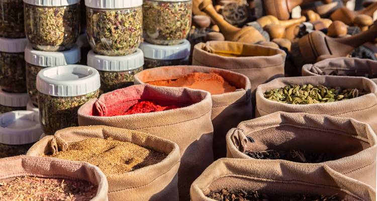 Un étalage de marché présentant diverses épices et céréales.