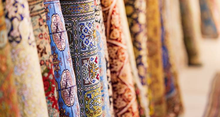 Gros plan de textiles à motifs suspendus dans un marché.
