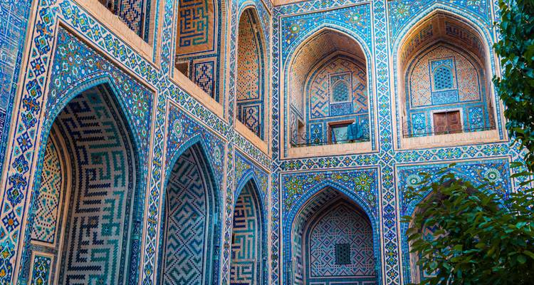 Mosaïques détaillées sur les murs historiques.