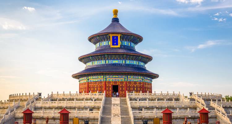 Die runde Halle der Gebete für gute Ernten am Himmelstempel steht vor einem pastellfarbenen Abendhimmel.