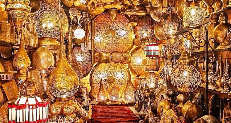 Une boutique remplie de lampes et de décorations en laiton ornementées.