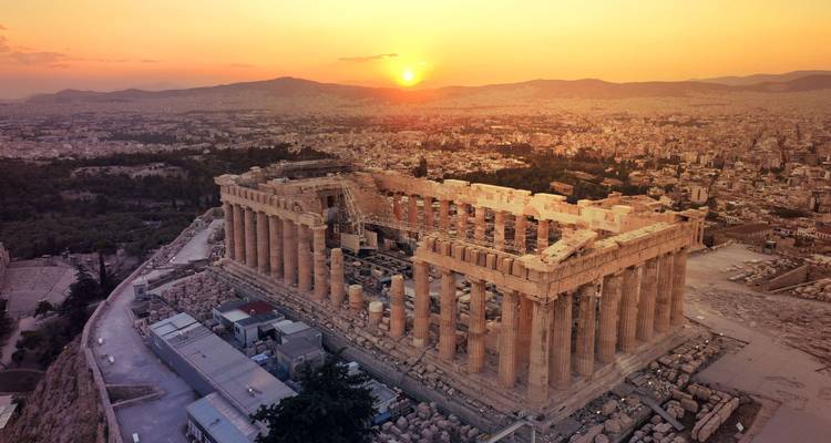 Temple du Parthénon sur la colline de l'Acropole au coucher du soleil.