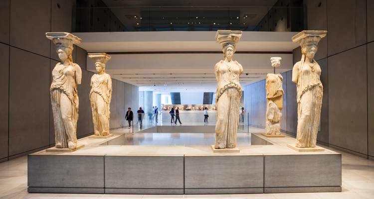 Statues de Cariatides exposées dans un musée.