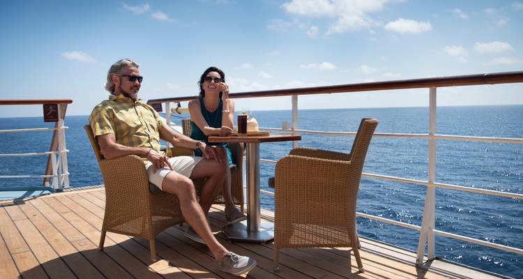 Couple profitant de boissons sur le pont d'un bateau de croisière.