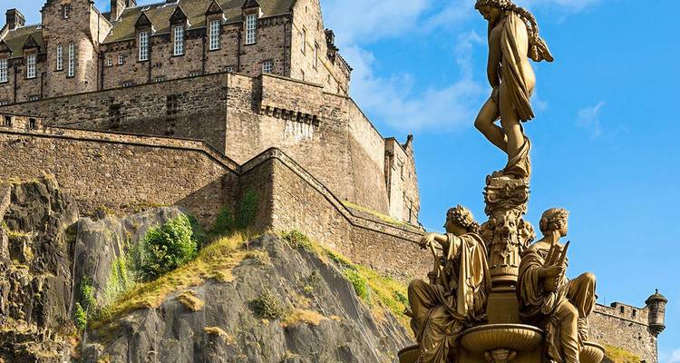 Dichtbij zicht op Ross Fountain met Edinburgh Castle gelegen op een rotsachtige klif erboven.