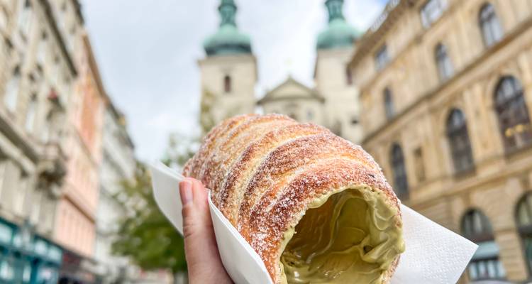 Nahaufnahme eines traditionellen Gebäcks auf einem Stadtplatz.