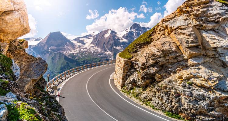 Eine kurvenreiche Straße durch die bergige Landschaft.