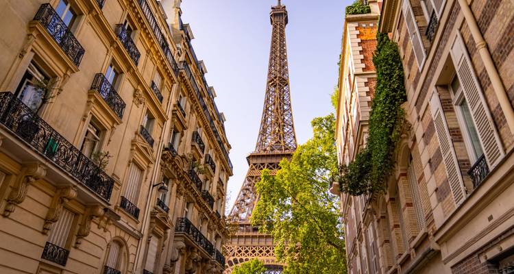 Blick auf den Eiffelturm in Paris mit einer Person, die schaut.