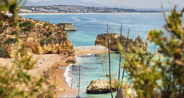Strandküste mit schwimmenden Menschen in der Nähe von Lagos.
