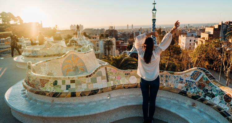 Frau genießt die Aussicht vom Park Güell in Barcelona.