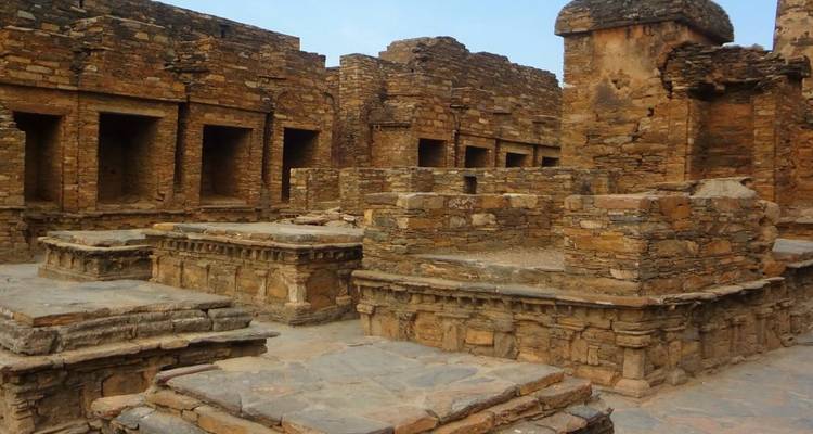 Vue rapprochée de blocs de grès et de chambres à l'intérieur d'un site archéologique vieux de plusieurs siècles.