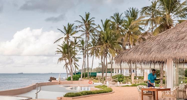 Wunderschönes Strandresort mit Palmen und Meerblick.