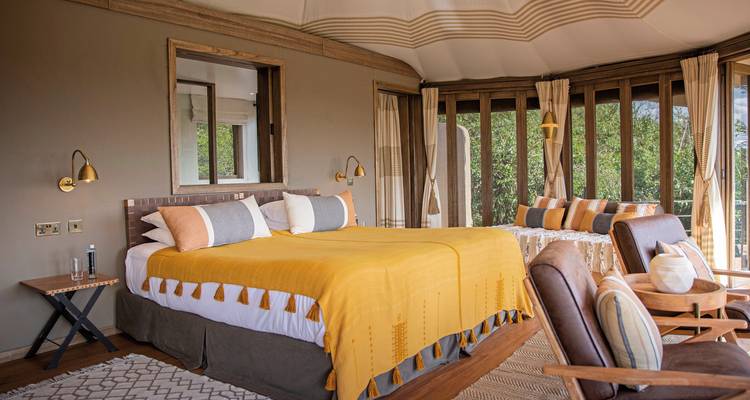 Luxuriöses Safari-Lodge-Zimmer mit Panoramafenstern.