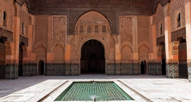 Ingewikkeld ontworpen binnenplaats binnen traditionele architectuur.