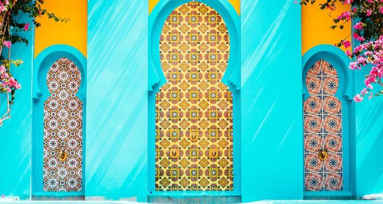 Helder gekleurde, sierlijke Marokkaanse architectuur met ingewikkelde patronen.