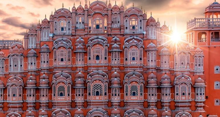 Hawa Mahal met ingewikkelde gevel bij zonsondergang.