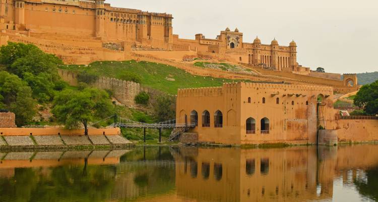 Amber Fort met zijn grootse architectuur en waterreflectie.