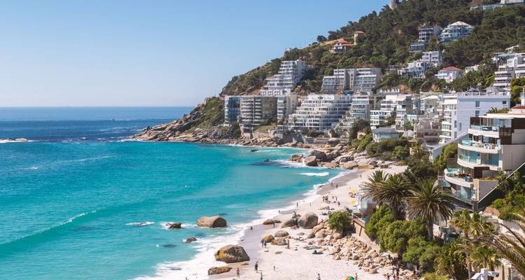 Costa de Ciudad del Cabo con aguas cristalinas y playas.