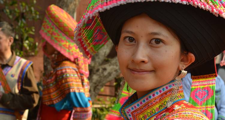 Portret van een vrouw in traditionele kleurrijke kleding
