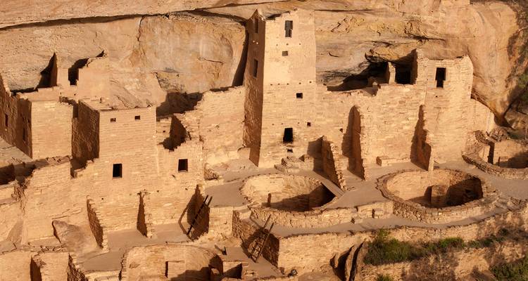 Ruinas de antiguas viviendas construidas en las paredes de los acantilados.