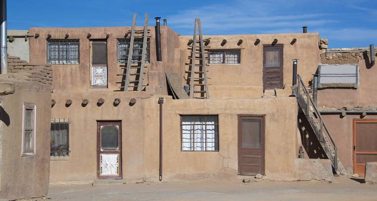 Estructuras tradicionales de adobe con escaleras de madera.