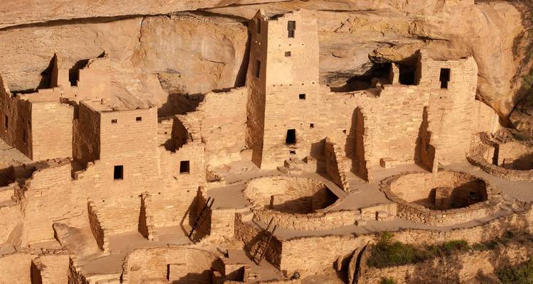 Panoramablick auf die Klippenwohnungen des Cliff Palace im Mesa Verde.