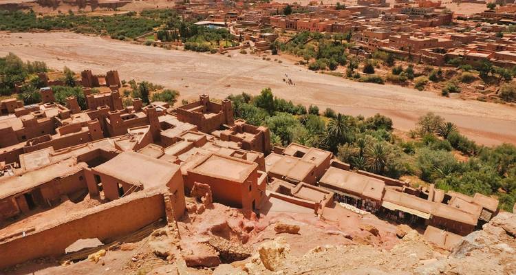 Vista de un oasis del desierto y pueblo antiguo.