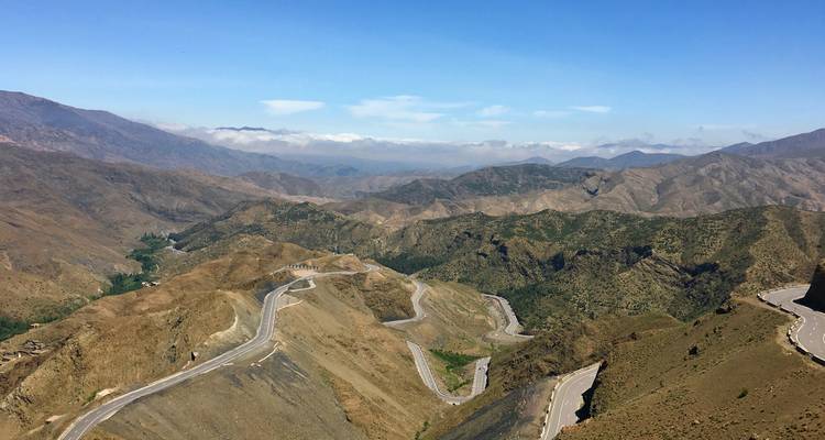Carretera serpenteante a través de terreno montañoso.