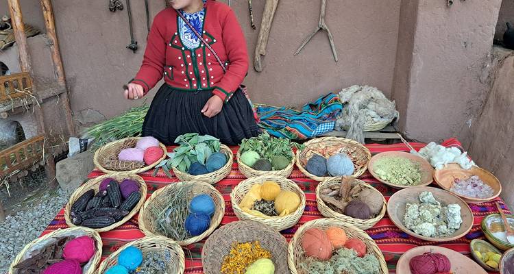 Marktkraam met kleurrijke textiel en natuurlijke verfstoffen.