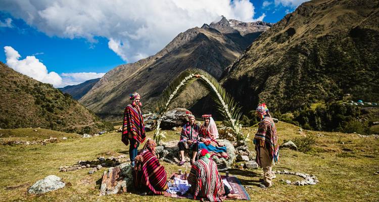 Groupe en vêtements traditionnels dans un cadre montagneux.
