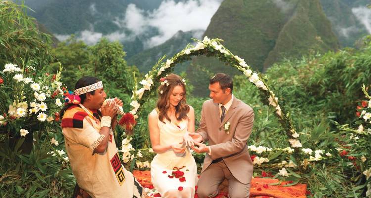 Cérémonie de mariage au sommet d'une montagne avec des vêtements traditionnels.