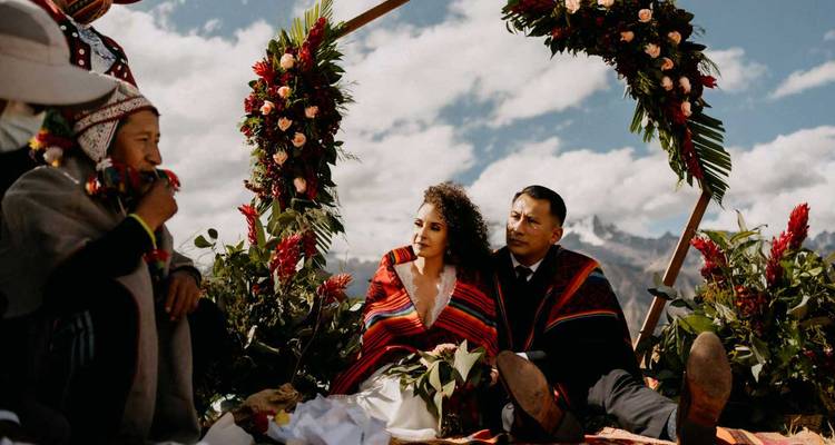Mariage traditionnel avec un couple entouré par la nature et la décoration.