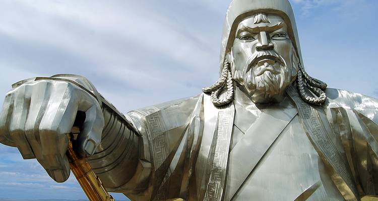 Una impresionante estatua ecuestre de acero inoxidable de Gengis Khan bajo un cielo enorme.
