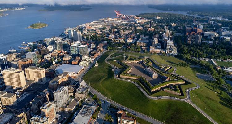 Luftaufnahme einer Stadt mit einer Festung und einem Hafen.